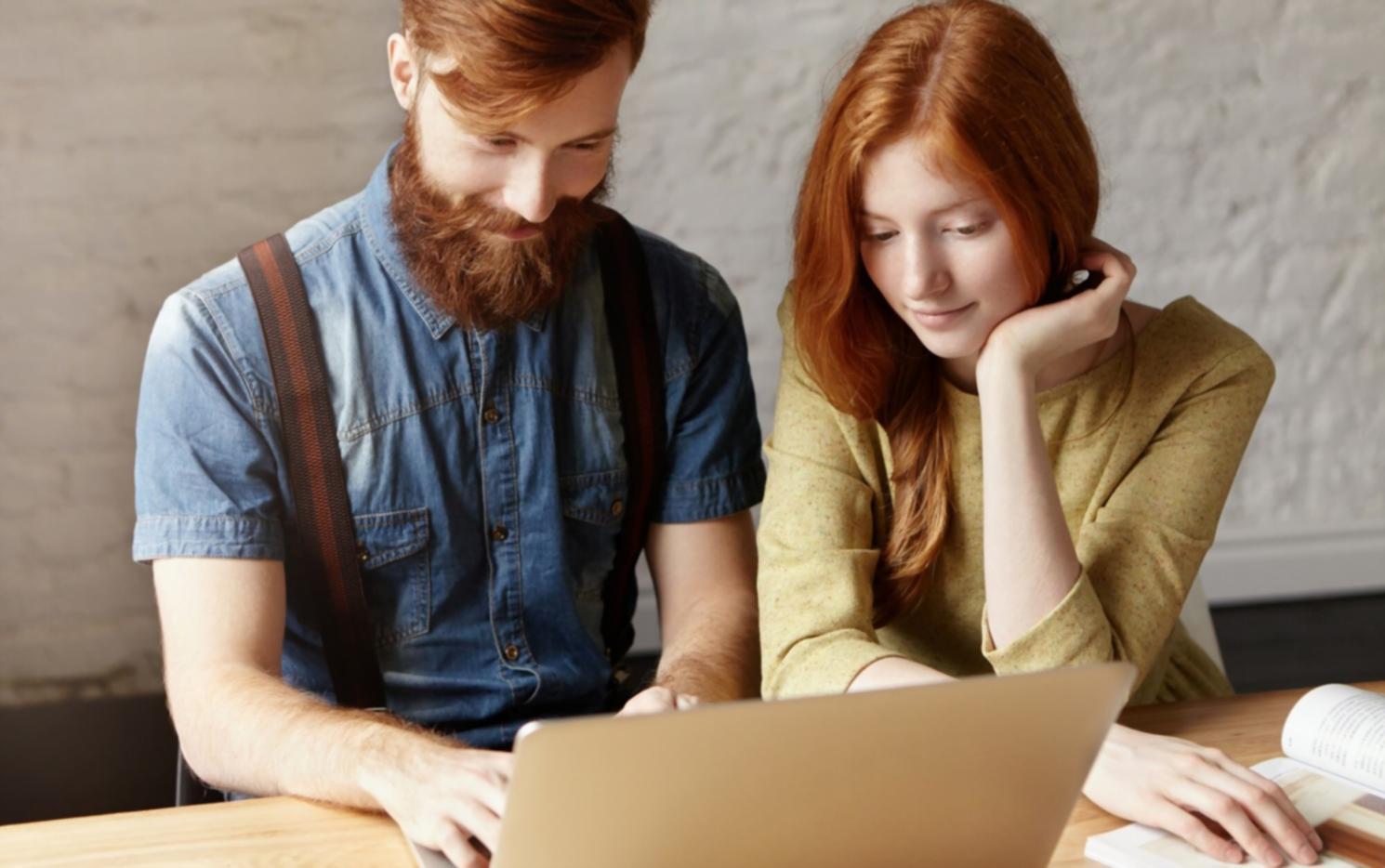 Arbeitsunterlagen und Finanzberichte auf einem Schreibtisch